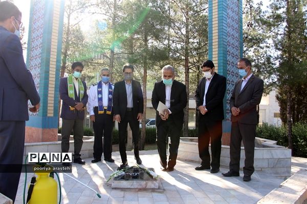 غبارروبی مزارشهدا به مناسبت 21 اردیبهشت ماه  سالروز تاسیس سازمان دانش‌آموزی