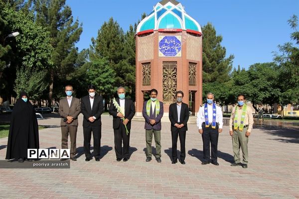 غبارروبی مزارشهدا به مناسبت 21 اردیبهشت ماه  سالروز تاسیس سازمان دانش‌آموزی