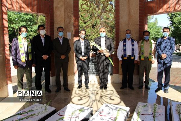 غبارروبی مزارشهدا به مناسبت 21 اردیبهشت ماه  سالروز تاسیس سازمان دانش‌آموزی