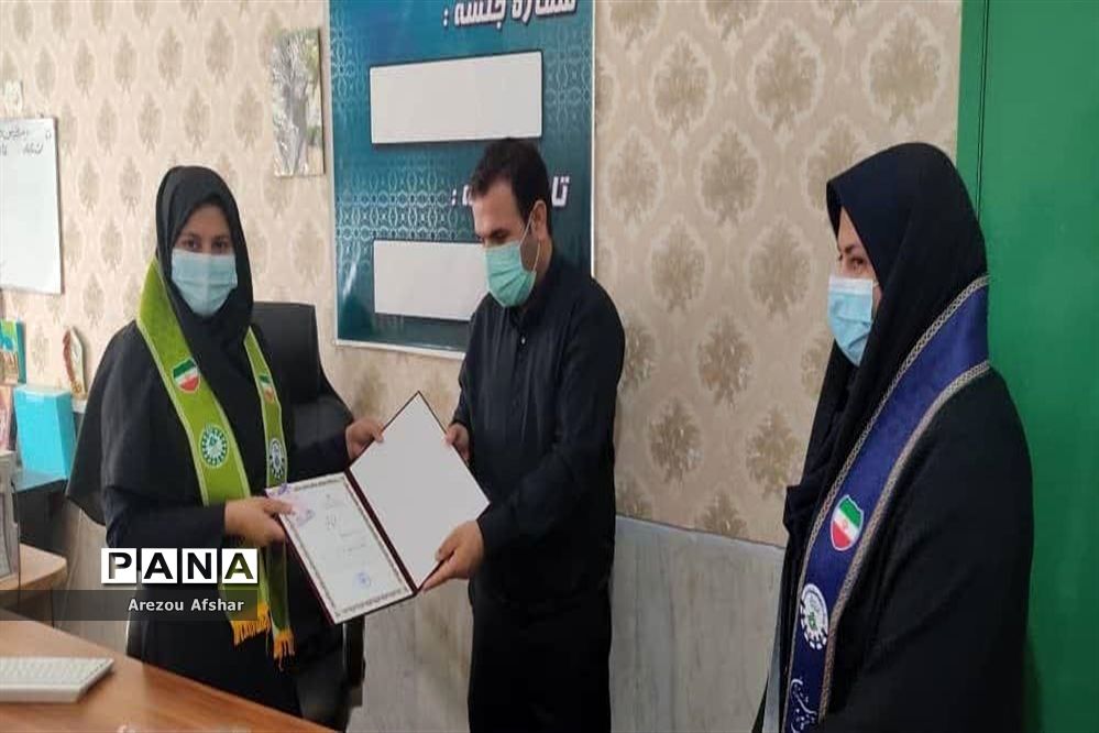 تقدیر سرپرست اداره آموزش و پرورش به‌مناسبت سالروز سازمان دانش‌آموزی در شهر بندرامام خمینی ٰ(ره)