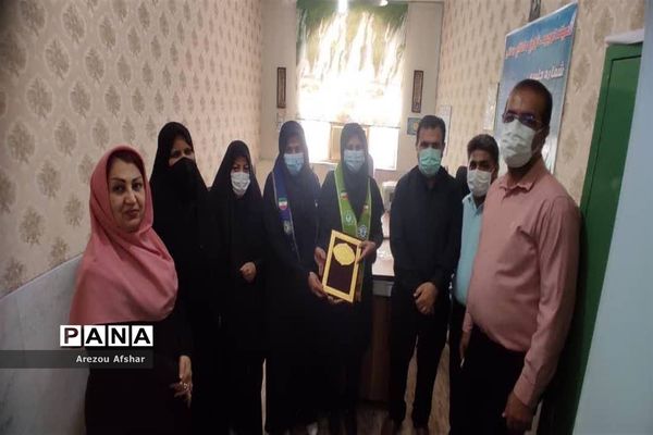 تقدیر سرپرست اداره آموزش و پرورش به‌مناسبت سالروز سازمان دانش‌آموزی در شهر بندرامام خمینی ٰ(ره)