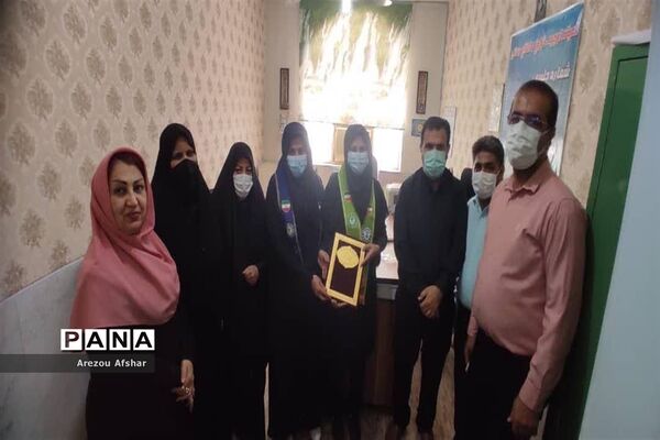 تقدیر سرپرست اداره آموزش و پرورش به‌مناسبت سالروز سازمان دانش‌آموزی در شهر بندرامام خمینی ٰ(ره)