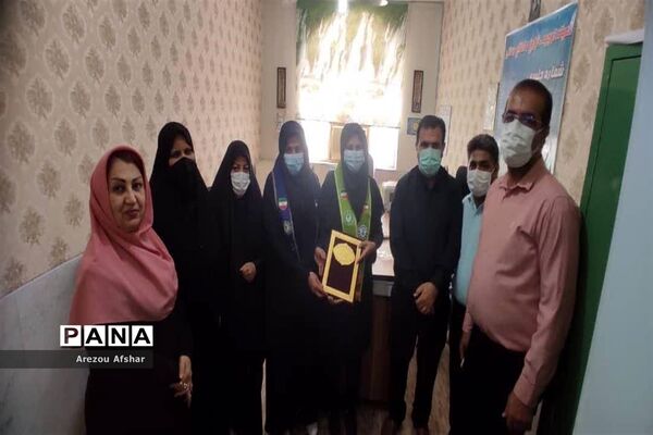 تقدیر سرپرست اداره آموزش و پرورش به‌مناسبت سالروز سازمان دانش‌آموزی در شهر بندرامام خمینی ٰ(ره)