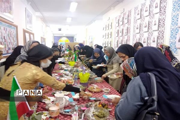 برگزاری جشنواره غذاهای بومی و محلی به مناسبت هفته سلامت در هنرستان حضرت زهرا (س) ناحیه 4 کرج
