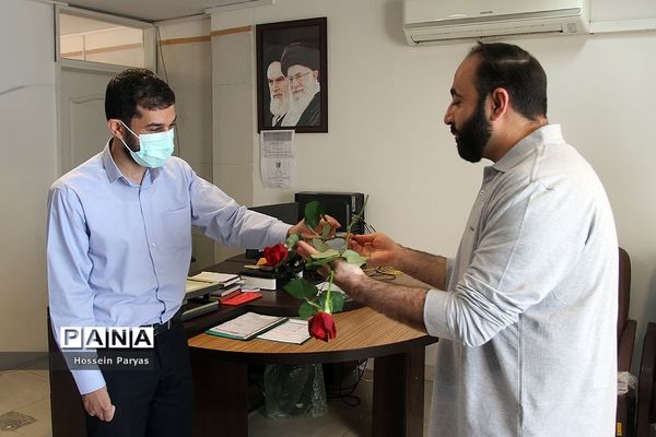 تقدیر قائم‌مقام سازمان دانش‌آموزی از کارکنان در بیست و سومین سالگرد تاسیس سازمان دانش‌آموزی کشور