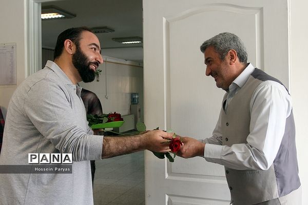 تقدیر قائم‌مقام سازمان دانش‌آموزی از کارکنان در بیست و سومین سالگرد تاسیس سازمان دانش‌آموزی کشور