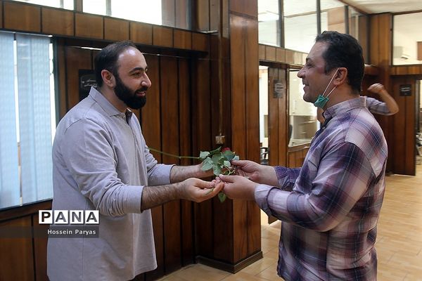 تقدیر قائم‌مقام سازمان دانش‌آموزی از کارکنان در بیست و سومین سالگرد تاسیس سازمان دانش‌آموزی کشور