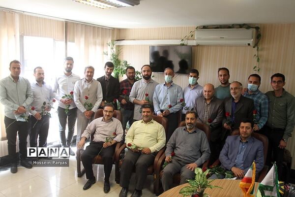 تقدیر قائم‌مقام سازمان دانش‌آموزی از کارکنان در بیست و سومین سالگرد تاسیس سازمان دانش‌آموزی کشور