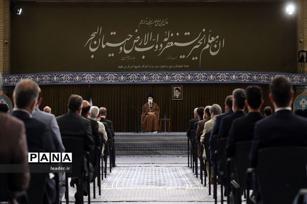 دیدار جمعی از معلمان با رهبر انقلاب اسلامی