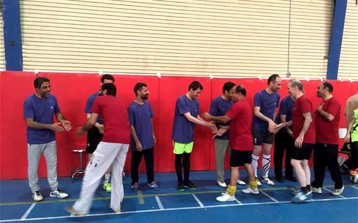 مسابقه فوتسال معلمان با پدران دانش‌آموزان مدرسه میری قم