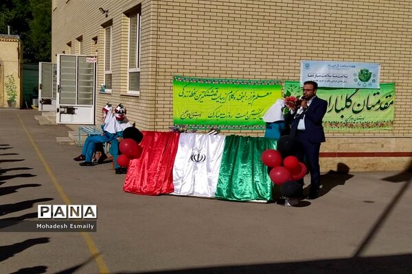 تجلیل از مدافعان سلامت و جهادگران آموزش در آباده
