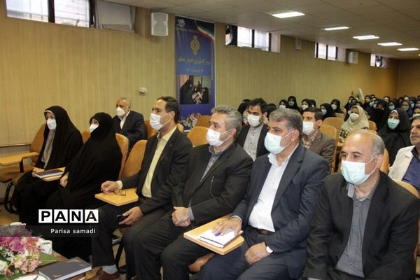 آیین تجلیل از همیاران معلم در دبیرستان دخترانه فرهنگ منطقه ۱۳