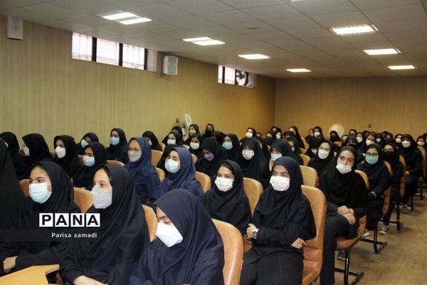 آیین تجلیل از همیاران معلم در دبیرستان دخترانه فرهنگ منطقه ۱۳