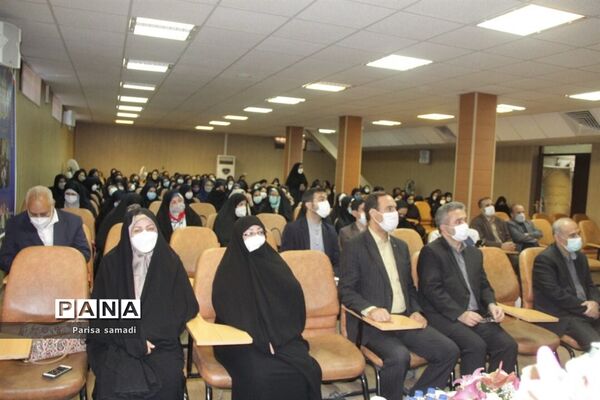 آیین تجلیل از همیاران معلم در دبیرستان دخترانه فرهنگ منطقه ۱۳