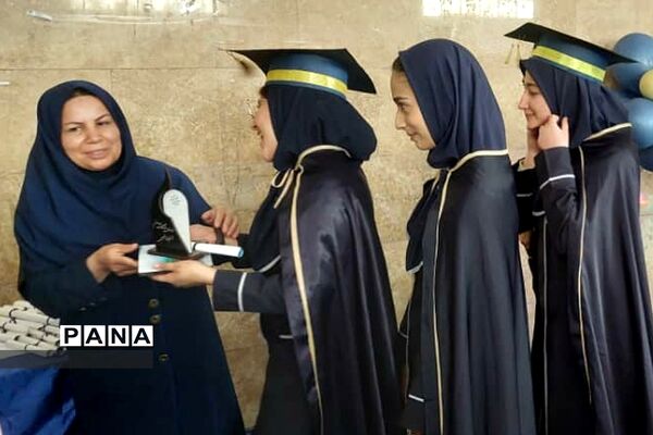 جشن فارغ‌التحصیلی دانش‌آموزان پایه دوازدهم مدرسه استعدادهای درخشان فرزانگان رودهن