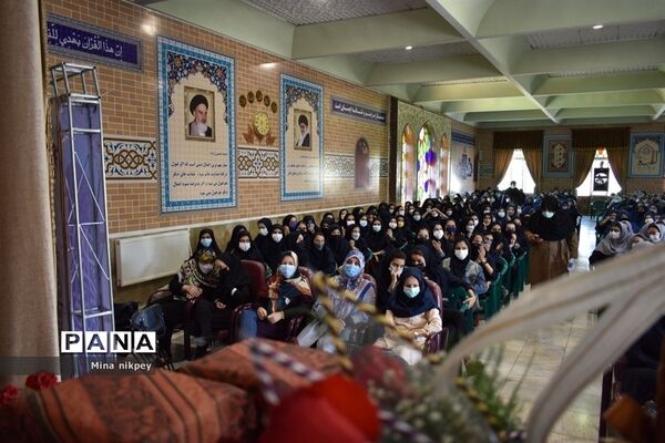 تجلیل از رتبه‌داران دبیرستان حجاب منطقه ۱۳