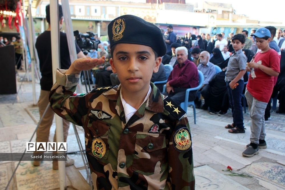 ادای احترام به مزار شهدای ارتش در قم