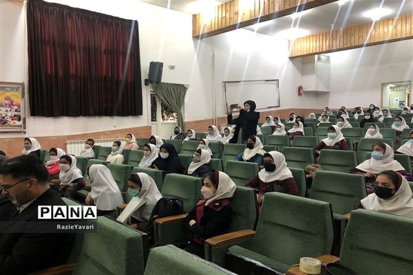 اهدای کارت همیاران پلیس به دانش‌آموزان