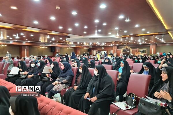 آیین تجلیل از معلمان نمونه استانی و منطقه‌ای در منطقه ۱۳ شهر تهران
