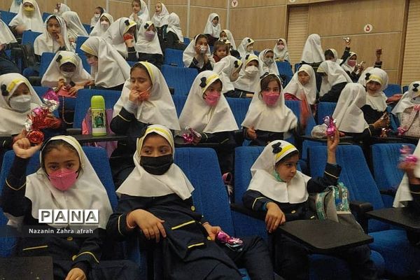 برگزاری‌جشن الفبا در بین دانش‌آموزان کلاس اولی رودهن