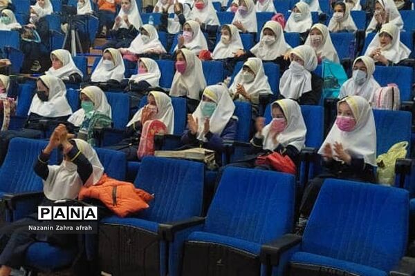 برگزاری‌جشن الفبا در بین دانش‌آموزان کلاس اولی رودهن