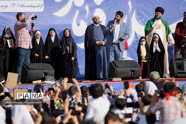 مراسم اجرای سرود سلام فرمانده در مشهد الرضا(ع)