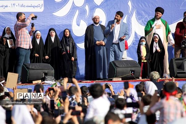 مراسم اجرای سرود سلام فرمانده در مشهد الرضا(ع)