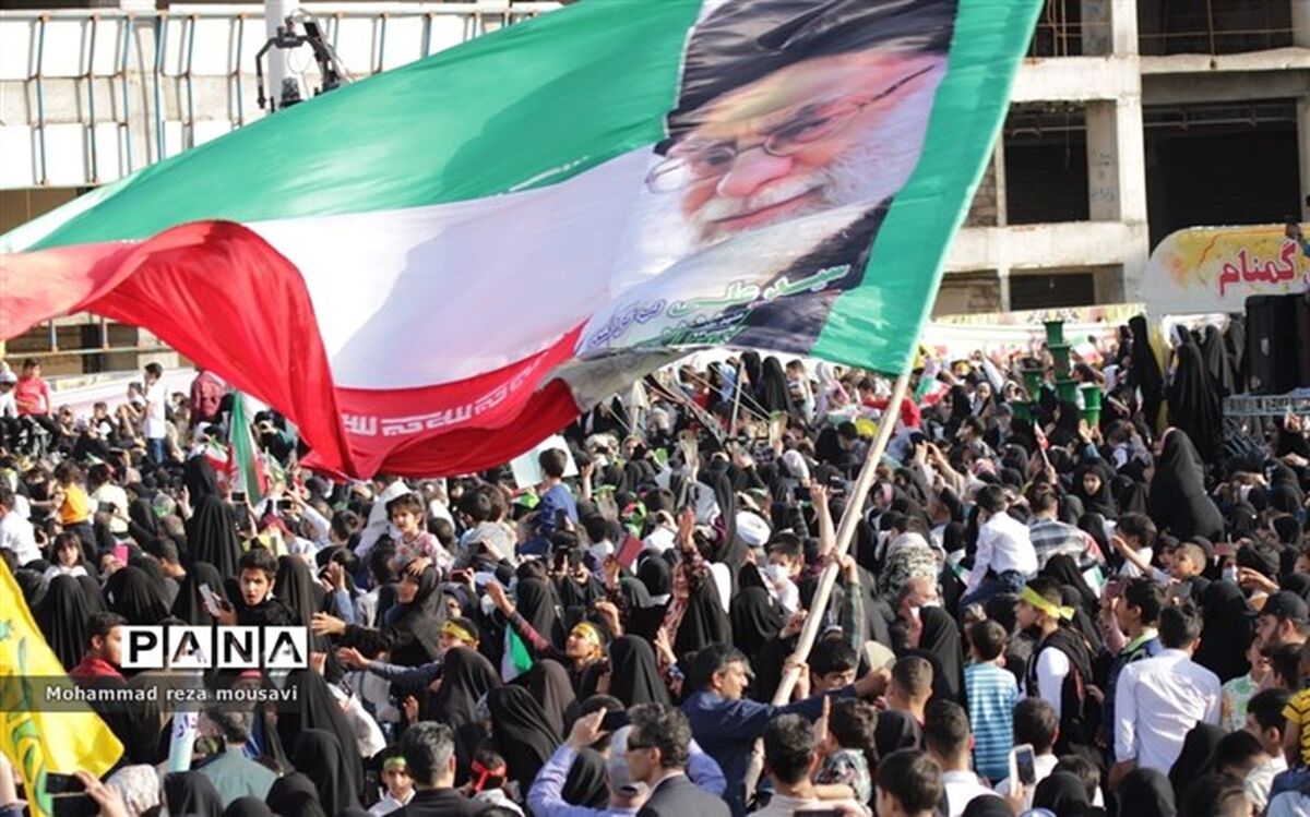 اجرای سرود سلام فرمانده توسط دانش‌آموزان ساروی در بوستان ولایت ساری