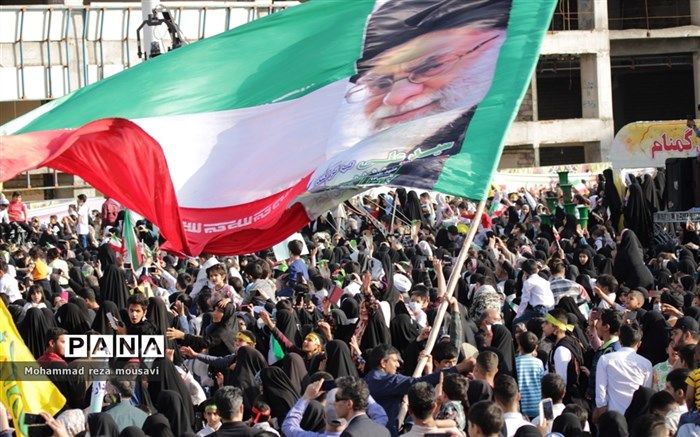 اجرای سرود سلام فرمانده توسط دانش‌آموزان ساروی در بوستان ولایت ساری