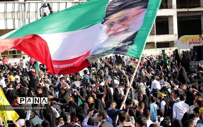 اجرای سرود سلام فرمانده توسط دانش‌آموزان ساروی در بوستان ولایت ساری