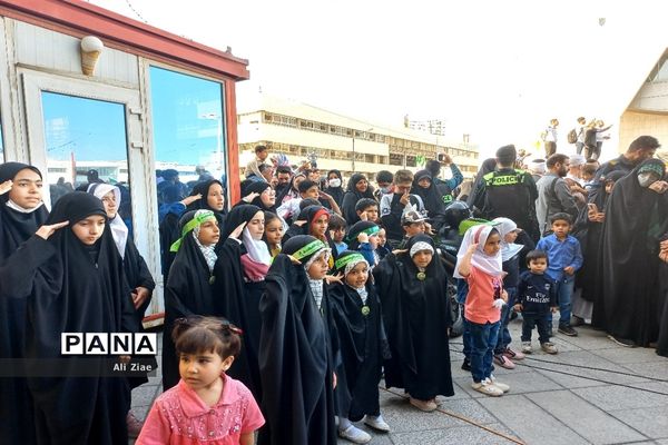 سرود حماسی سلام فرمانده در میدان شهدای مشهد