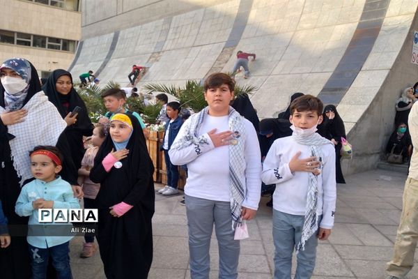 سرود حماسی سلام فرمانده در میدان شهدای مشهد