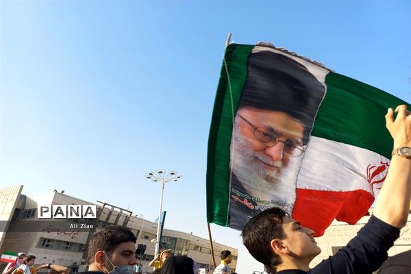 سرود حماسی سلام فرمانده در میدان شهدای مشهد