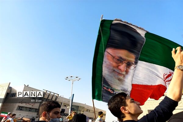 سرود حماسی سلام فرمانده در میدان شهدای مشهد