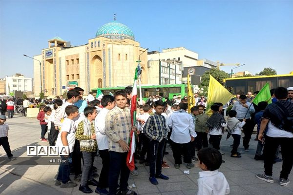 سرود حماسی سلام فرمانده در میدان شهدای مشهد