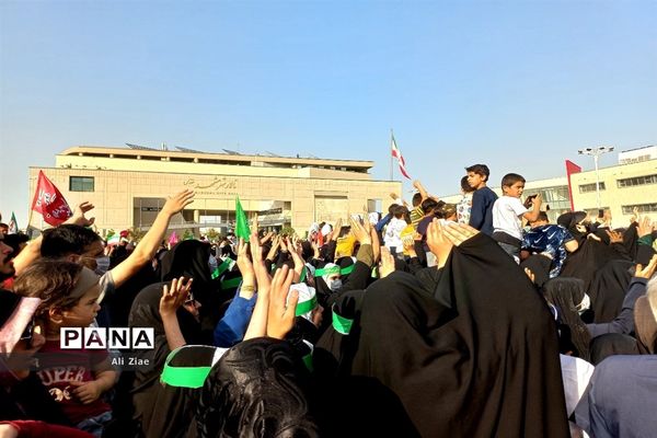 سرود حماسی سلام فرمانده در میدان شهدای مشهد