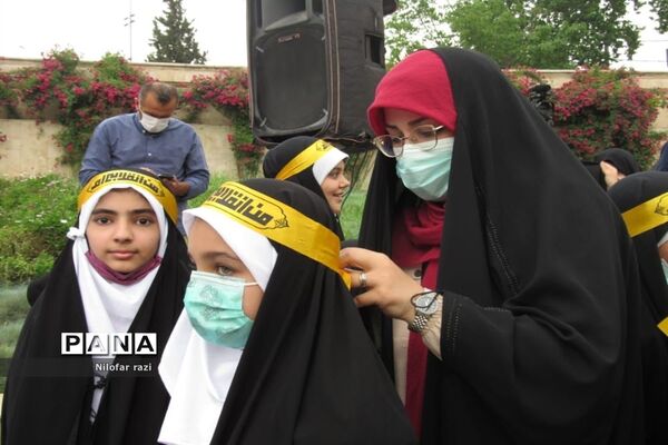 اجرای سرود سلام فرمانده توسط دانش‌آموزان دهه نودی در ساری