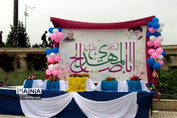 اجرای سرود سلام فرمانده توسط دانش‌آموزان دهه نودی در ساری