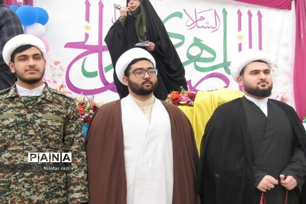 اجرای سرود سلام فرمانده توسط دانش‌آموزان دهه نودی در ساری