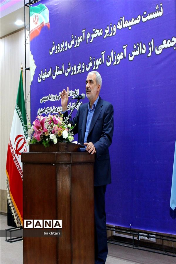 نشست صمیمانه وزیر آموزش و پرورش با جمعی از دانش‌آموزان استان اصفهان