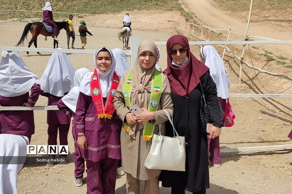 اردوی گردشی و علمی دانش‌آموزان رودهن در مزرعه خورشید دماوند