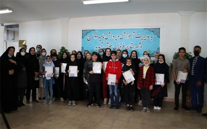 تقدیر از دانش‌آموزان برگزیده مسابقات خلاقیت‌های علمی و پژوهشی ناحیه دو کرج