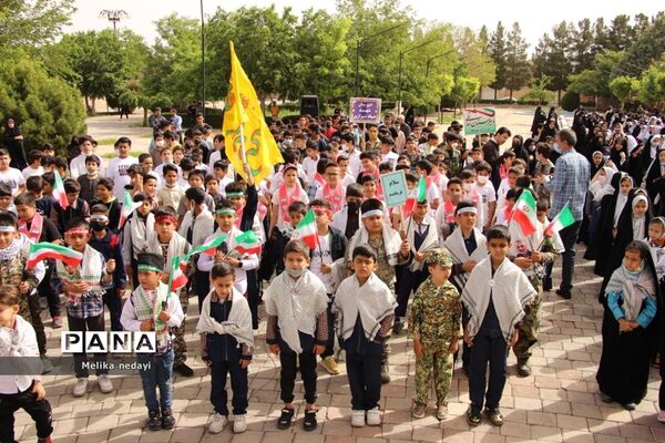 همنوایی دهه هشتادی و نودی‌ها با سرود سلام فرمانده در تربت جام