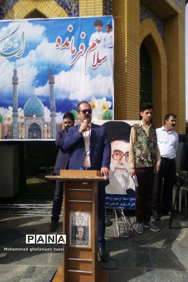 اجرای هماهنگ سرود سلام فرمانده توسط دانش‌آموزان تربت جام
