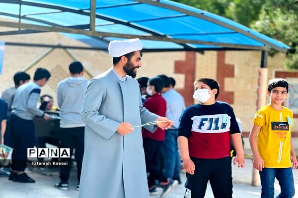شور و نشاط دانش‌آموزان در حاشیه برگزاری مسابقات قرآن در آباده