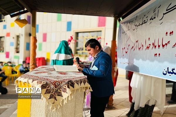شور و نشاط دانش‌آموزان در حاشیه برگزاری مسابقات قرآن در آباده