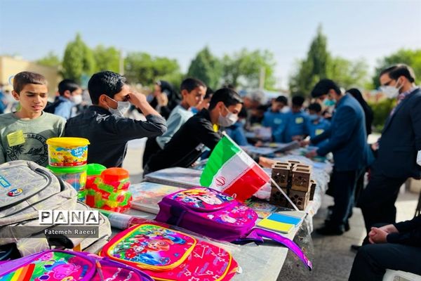 شور و نشاط دانش‌آموزان در حاشیه برگزاری مسابقات قرآن در آباده