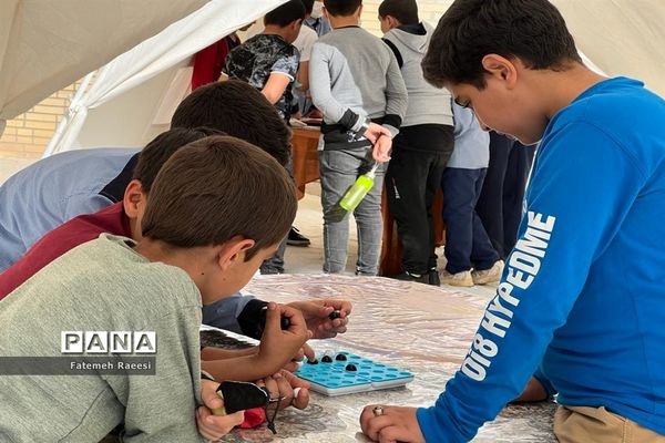 شور و نشاط دانش‌آموزان در حاشیه برگزاری مسابقات قرآن در آباده