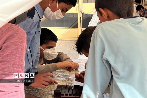 شور و نشاط دانش‌آموزان در حاشیه برگزاری مسابقات قرآن در آباده