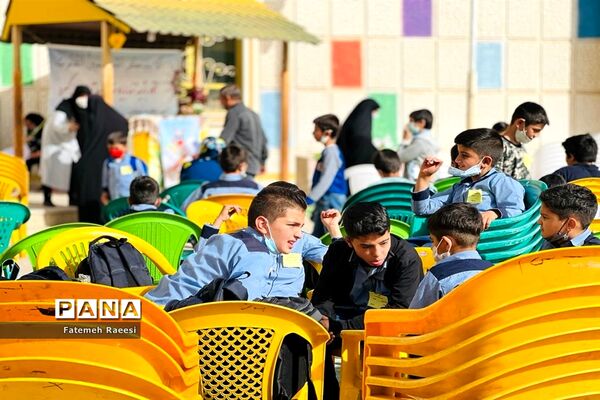 شور و نشاط دانش‌آموزان در حاشیه برگزاری مسابقات قرآن در آباده